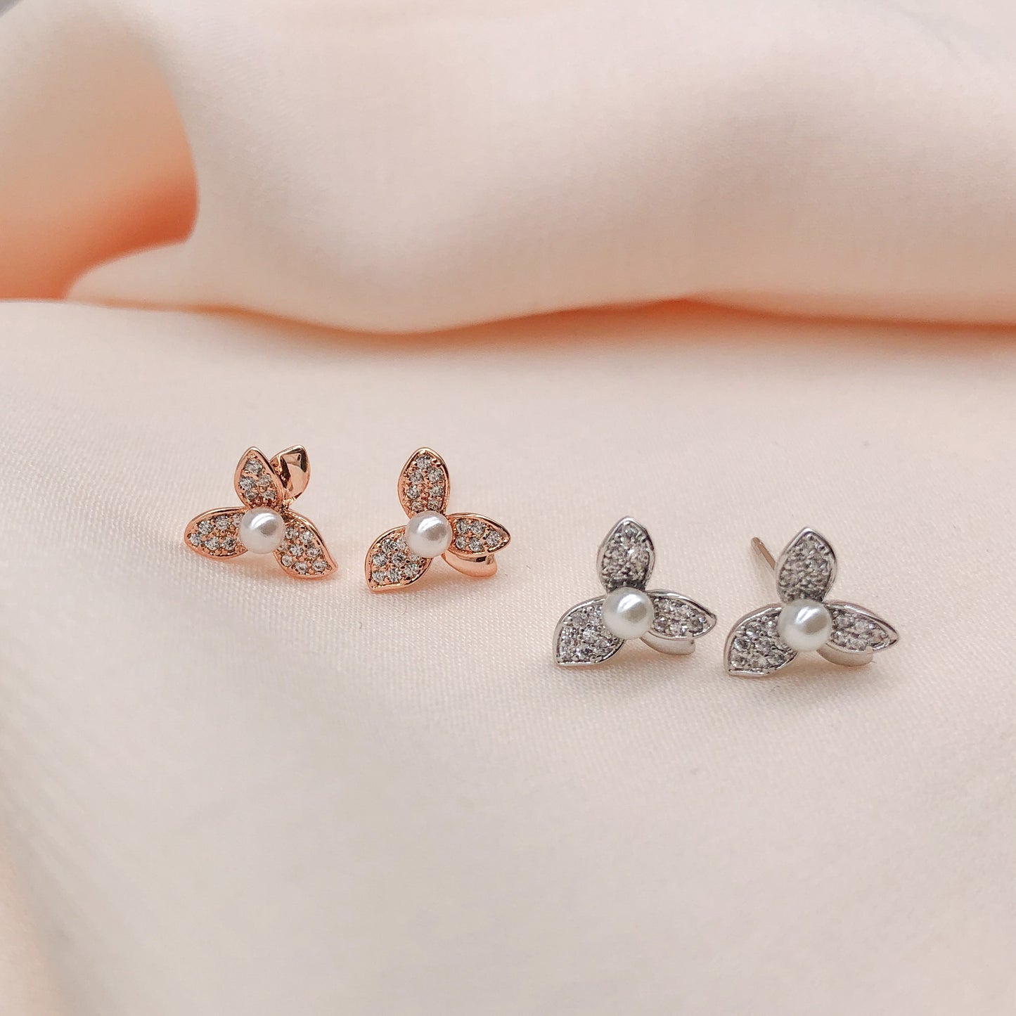 Lily Mini Pearls Earrings
